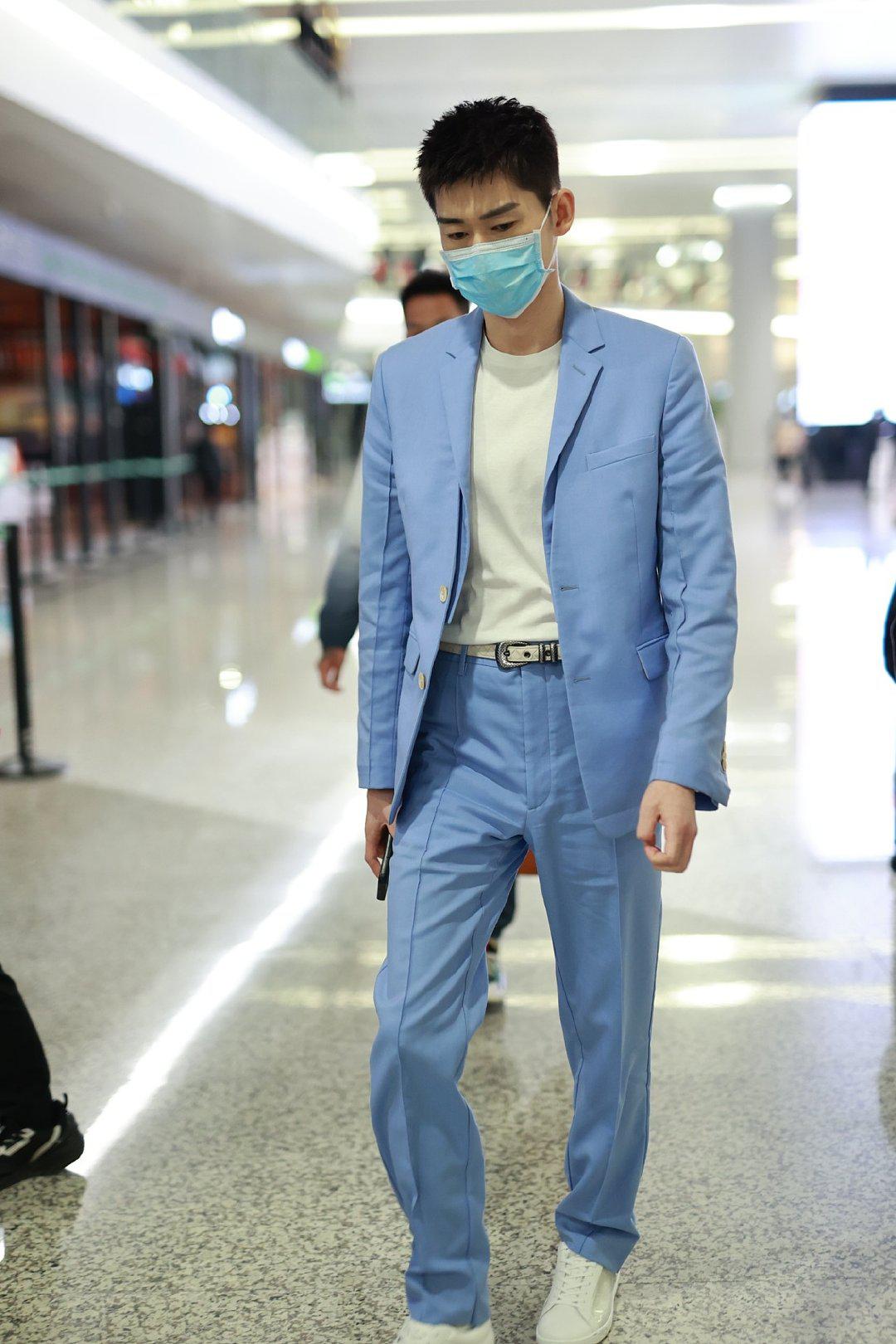 现身上海机场,身穿浅蓝色西装套装,内搭白t