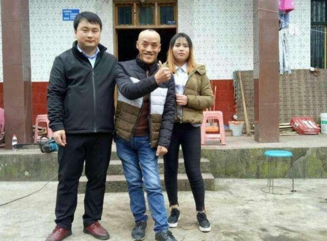 网红光头强一夜间人气散尽昔日老婆也跑了卖掉豪车奥迪换摩托