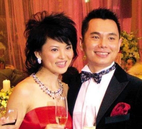 45岁周艳泓商演捞金太敢穿意外露出红色内搭裙子忘记拉拉链