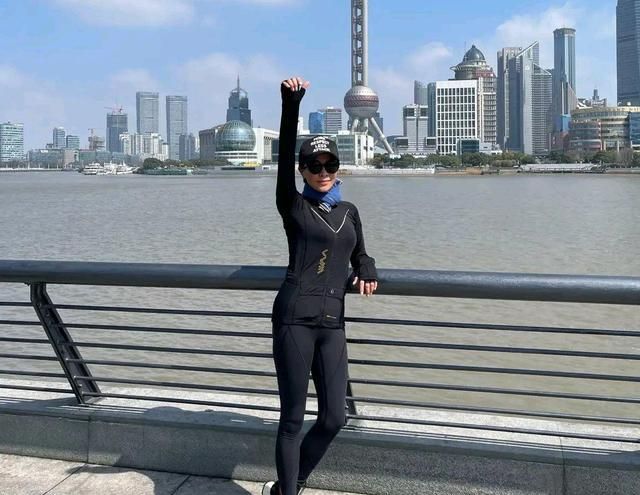 除了跑步听说刘嘉玲还喜欢爬山和瑜伽等,可称得上运动小达人