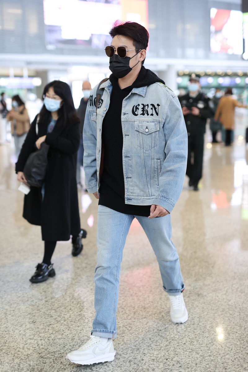 陆毅一袭牛仔套装现身机场,面戴墨镜大佬范