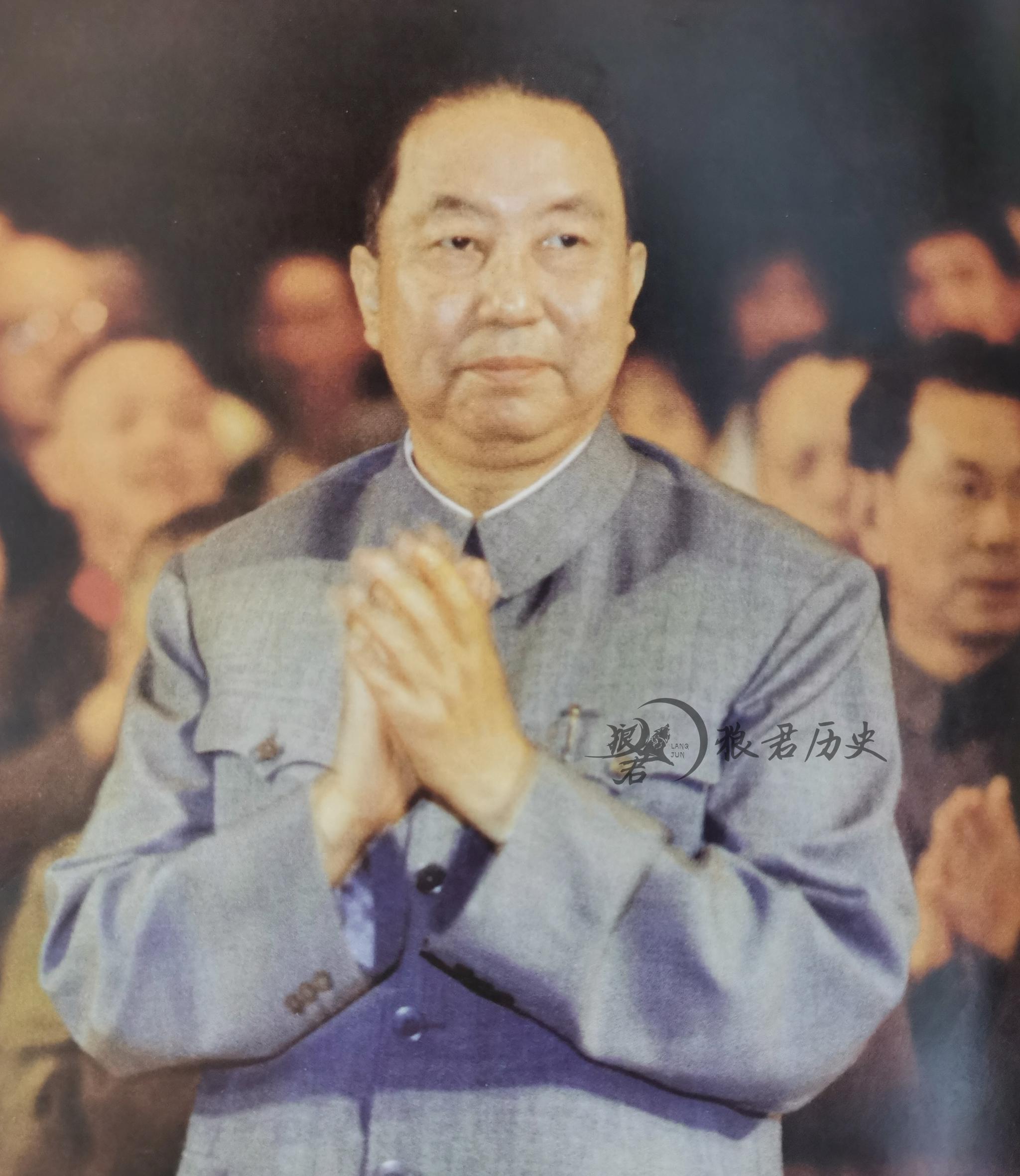 在毛主席注视下的华国锋，被毛主席亲点调往北京，逐步走向巅峰|国际歌|华国锋|毛主席_新浪新闻