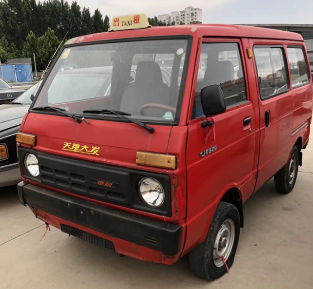 花800元买辆天津大发面包车,翻新一下还能跑,放自家院中展览-新浪汽车