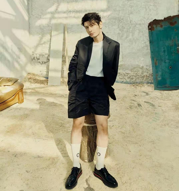 黄晓明暴瘦20斤后嫩回巅峰!新大片穿短裤配白袜也不土,油腻全无