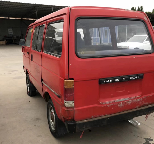 花800元买辆天津大发面包车,翻新一下还能跑,放自家院中展览-新浪汽车