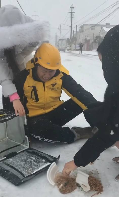 外卖小哥坐在雪地里崩溃大哭,得知实情后让路人心酸