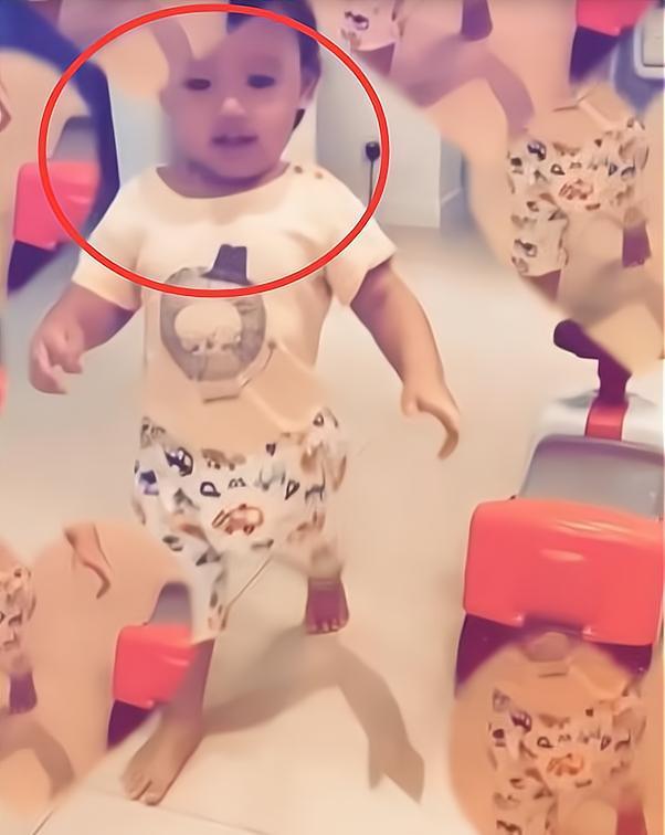 张柏芝小儿子正脸照曝光颜值超过老大老二网友基因太强了