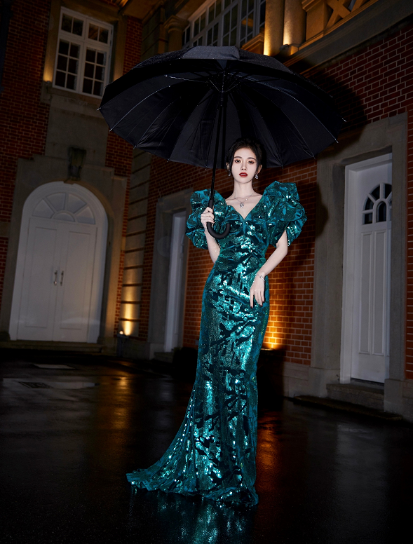 细看鞠婧祎的这个造型中,她选择佩戴的这款高定珠宝也让我们充分感受