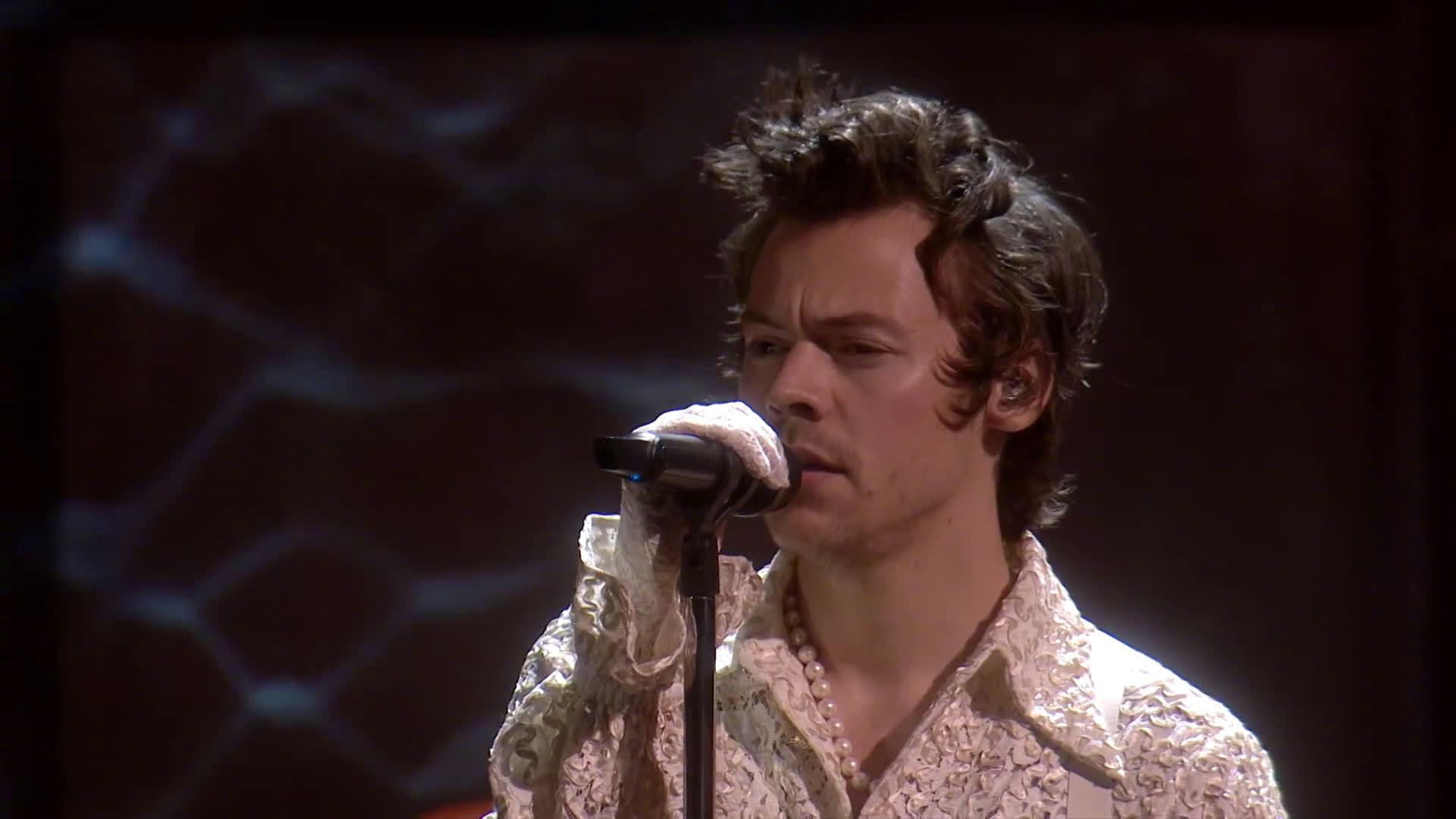 独当一面的harry styles复古英伦风格演唱《falling》