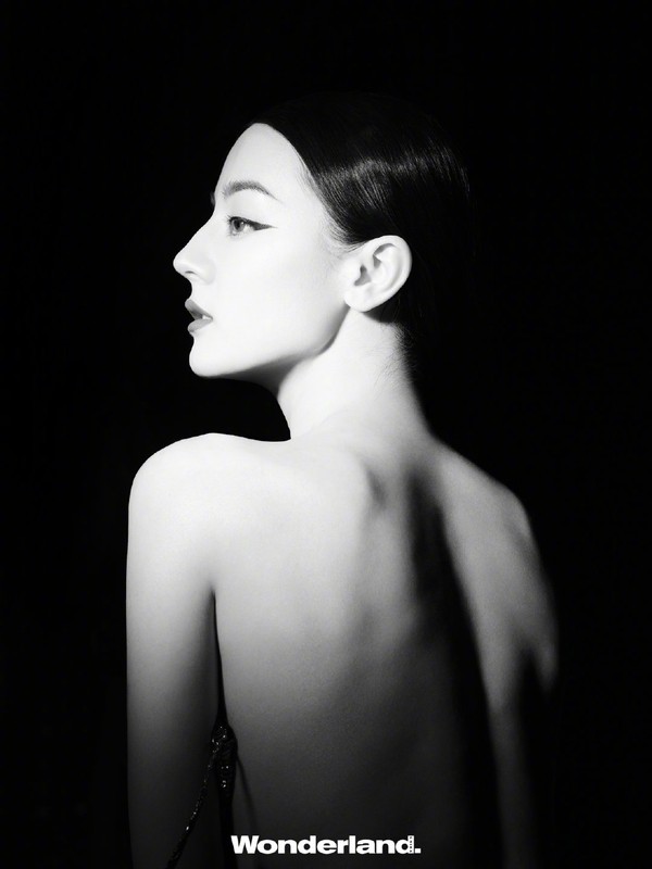 热巴美背上有她的侧脸?红色绑带舞鞋衬修长美腿,网友:姐姐绝美