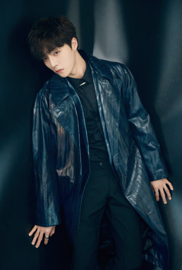 陈立农最新大片,红格纹西装俊美帅气,不愧是"奶泡森