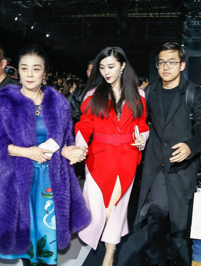 蓝色皮草风衣穿在张传美身上尽显贵妇的雍容华贵,她陪伴女儿出席活动