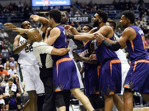 nba打起架来有多严重?除了裁判,如今连安保人员都会冲进场拉架