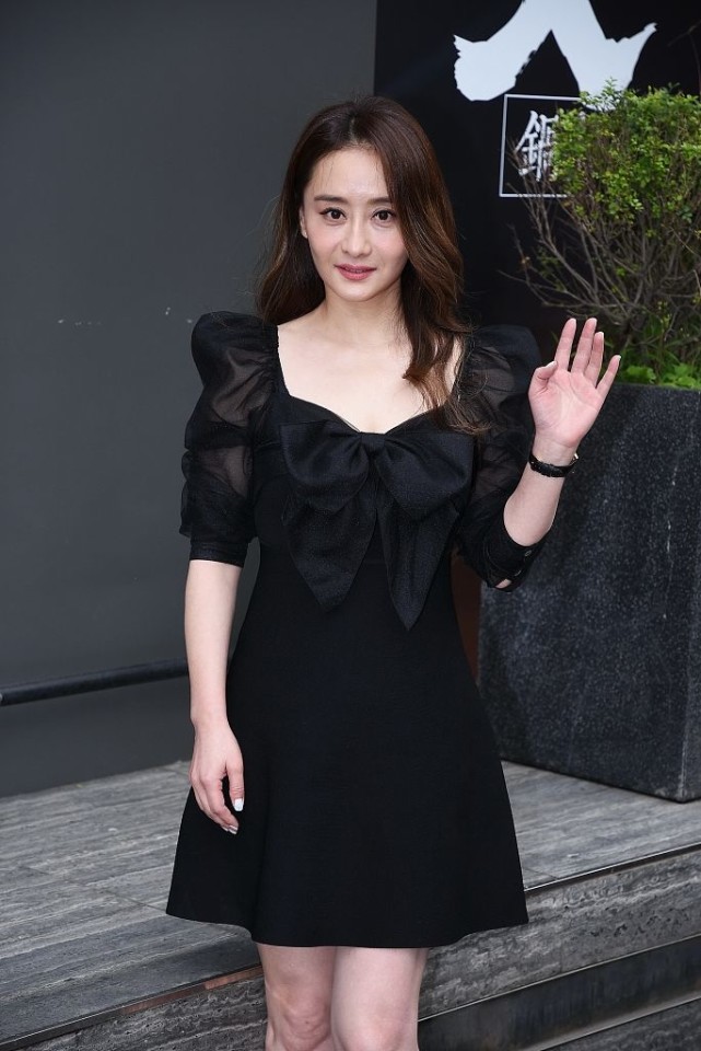 46岁陈德容罕见没变化披浓密秀发搭黑裙美赫本肌肤更白到发光