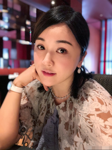 小桃红刘淼近照曝光打扮贵气认不出豪宅客厅摆雕花大梁柱