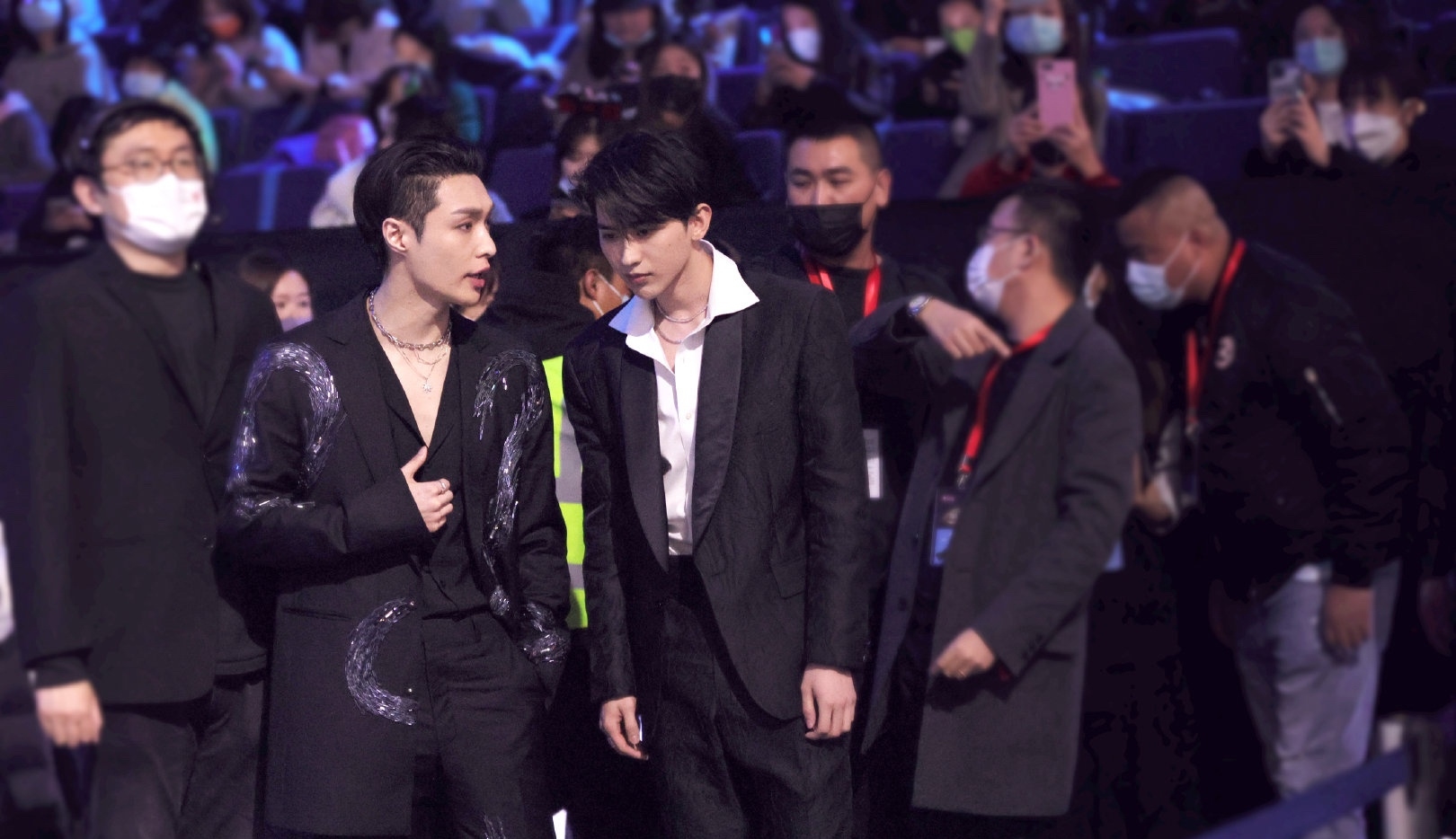 张艺兴蔡徐坤同框师徒再次对视2位颜值不输三缺一组合