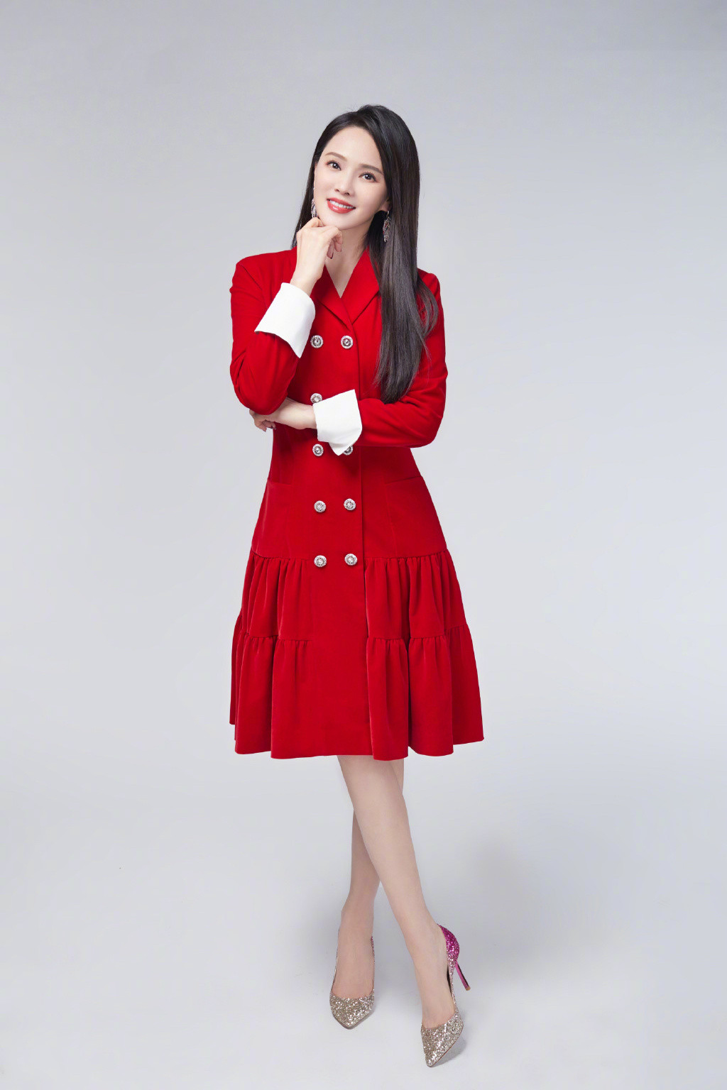 伊能静53岁生日宴,她穿蕾丝裙减龄似少女,秦昊脸色通红像喝醉