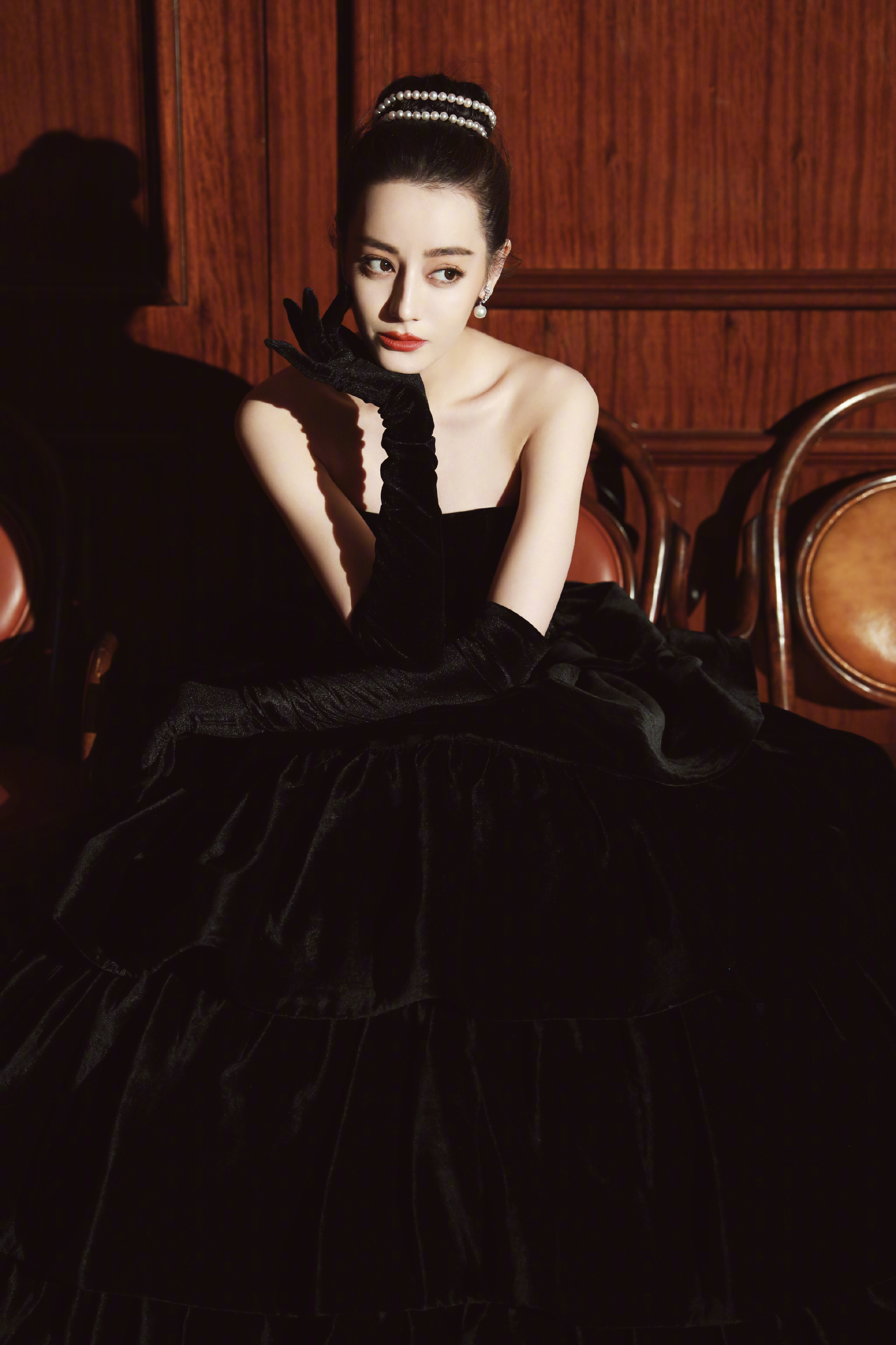 迪丽热巴赫本造型出圈,外网称迪丽热巴是赫本的继承人,你怎么看