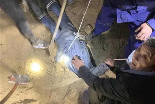 男童掉入桩基洞 卡在半空 消防员横向打洞救出休闲区蓝鸢梦想 - Www.slyday.coM