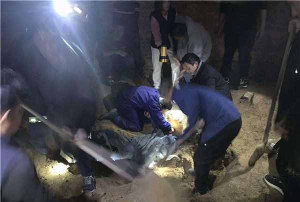 男童掉入桩基洞 卡在半空 消防员横向打洞救出休闲区蓝鸢梦想 - Www.slyday.coM