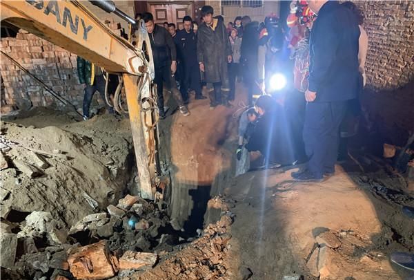 男童掉入桩基洞 卡在半空 消防员横向打洞救出休闲区蓝鸢梦想 - Www.slyday.coM