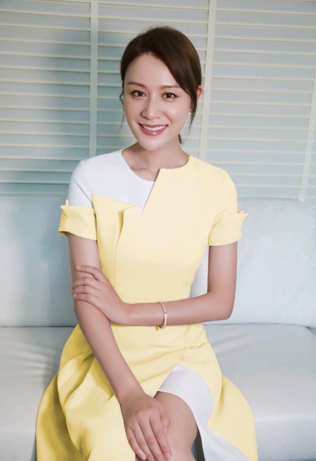 叶一茜这时尚品味不一般短裤配丝袜也没土味感看着还挺洋气