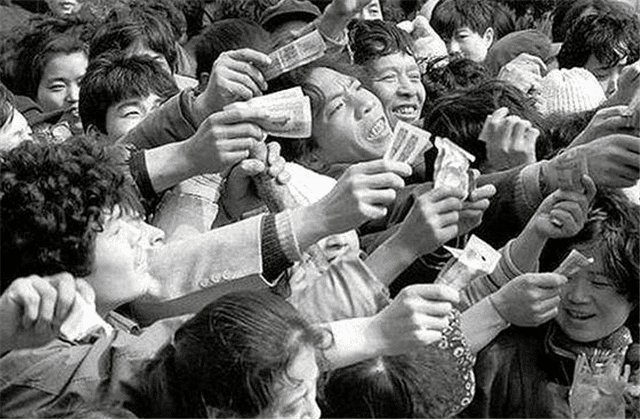 人们也开始寻找新的暴富机会,"下海潮"和"出国热"都是那个年代的标签