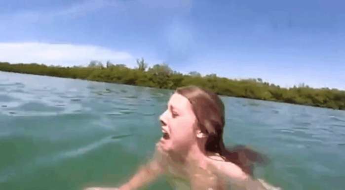 女子海里游泳被不明生物盯上,吓的她在水中不知所措休闲区蓝鸢梦想 - Www.slyday.coM 女子海里游泳被不明生物盯上,吓的她在水中不知所措休闲区蓝鸢梦想 - Www.slyday.coM