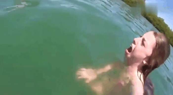 女子海里游泳被不明生物盯上,吓的她在水中不知所措休闲区蓝鸢梦想 - Www.slyday.coM 女子海里游泳被不明生物盯上,吓的她在水中不知所措休闲区蓝鸢梦想 - Www.slyday.coM