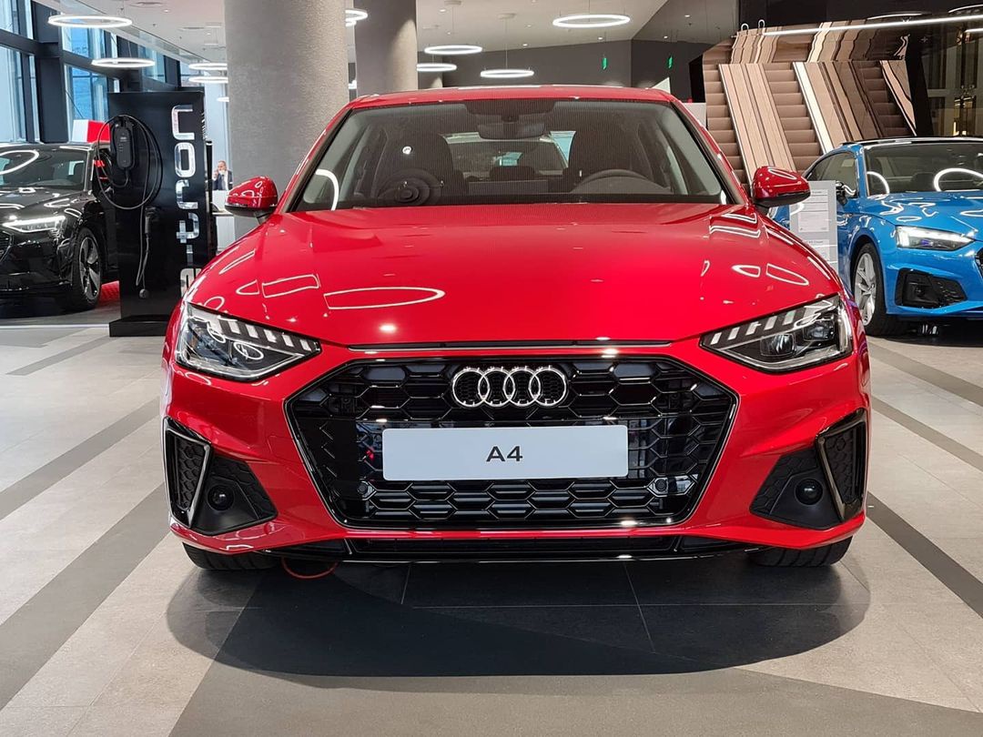 新款奥迪a4三厢版实车 外观很漂亮 很运动