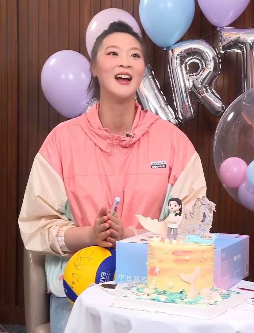 孕味足!女排惠若琪穿粉色卫衣带妆出镜,甜美可爱明艳动人