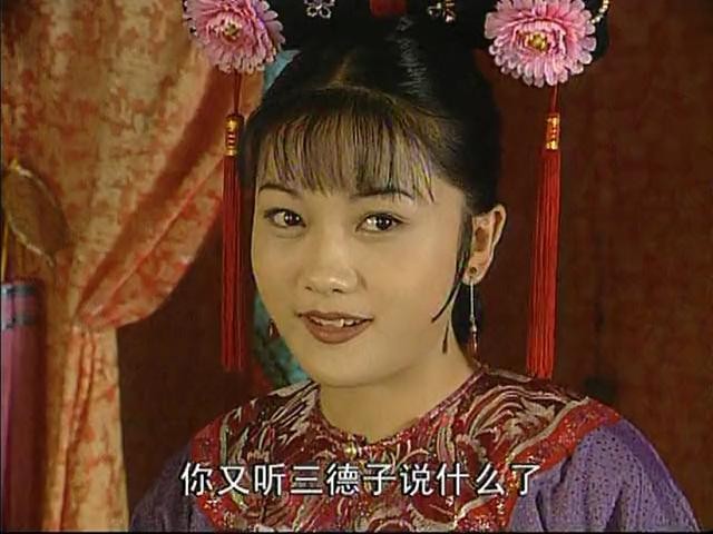 小桃红刘淼近照曝光打扮贵气认不出豪宅客厅摆雕花大梁柱