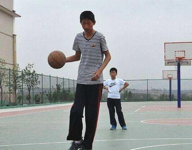 他被视为姚明接班人,14岁身高达2米16,但如今身体状况令人担忧|刘泽文