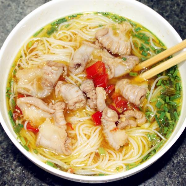 宁远米粉按地域分,有代表的是北路的禾亭水粉,南路水市水粉;按主要