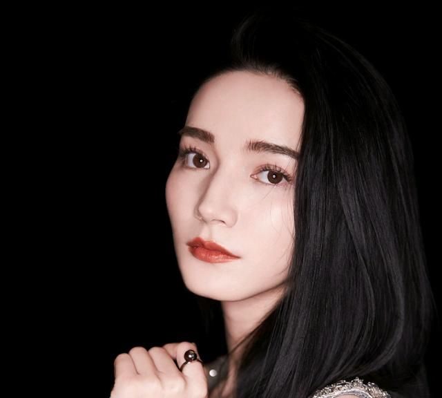 《暴风眼》代斯:精彩演绎单纯善良的富二代,向坚强勇敢女孩转变