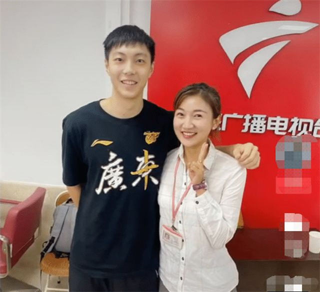 胡明轩与美女记者合影太拘禁手搭肩膀僵硬握拳杜锋亲自上手掰