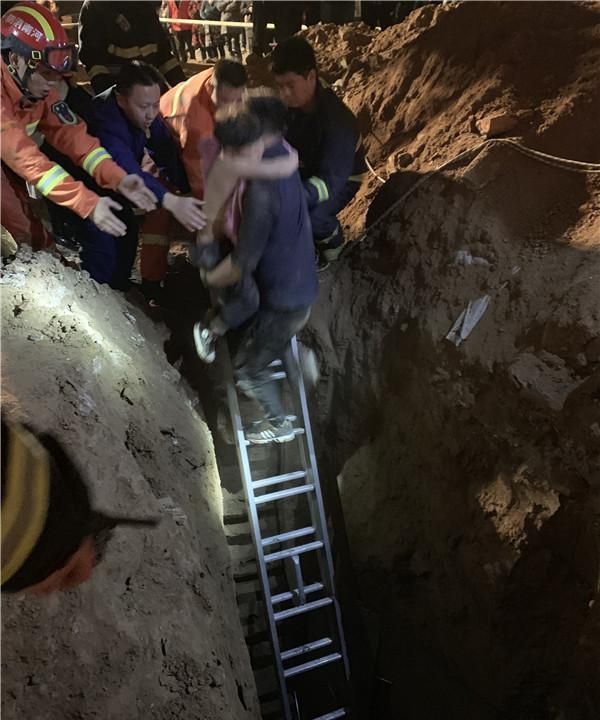 男童掉入桩基洞 卡在半空 消防员横向打洞救出休闲区蓝鸢梦想 - Www.slyday.coM