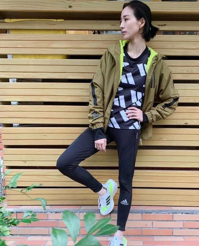 多亏爱运动,张钧甯穿运动服晒素颜照,脸瘦的没肉但还是很紧致