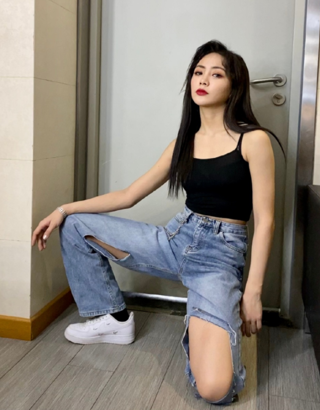 谢可寅太敢了拿珠链当裙穿搭配黑透丝让直男都看呆了