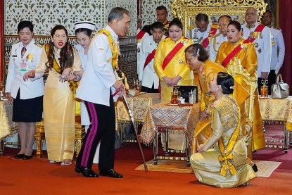 跪拜诗琳通公主真谄媚,却冷眼看诗妮娜|苏提达|王后|贵妃_新浪新闻
