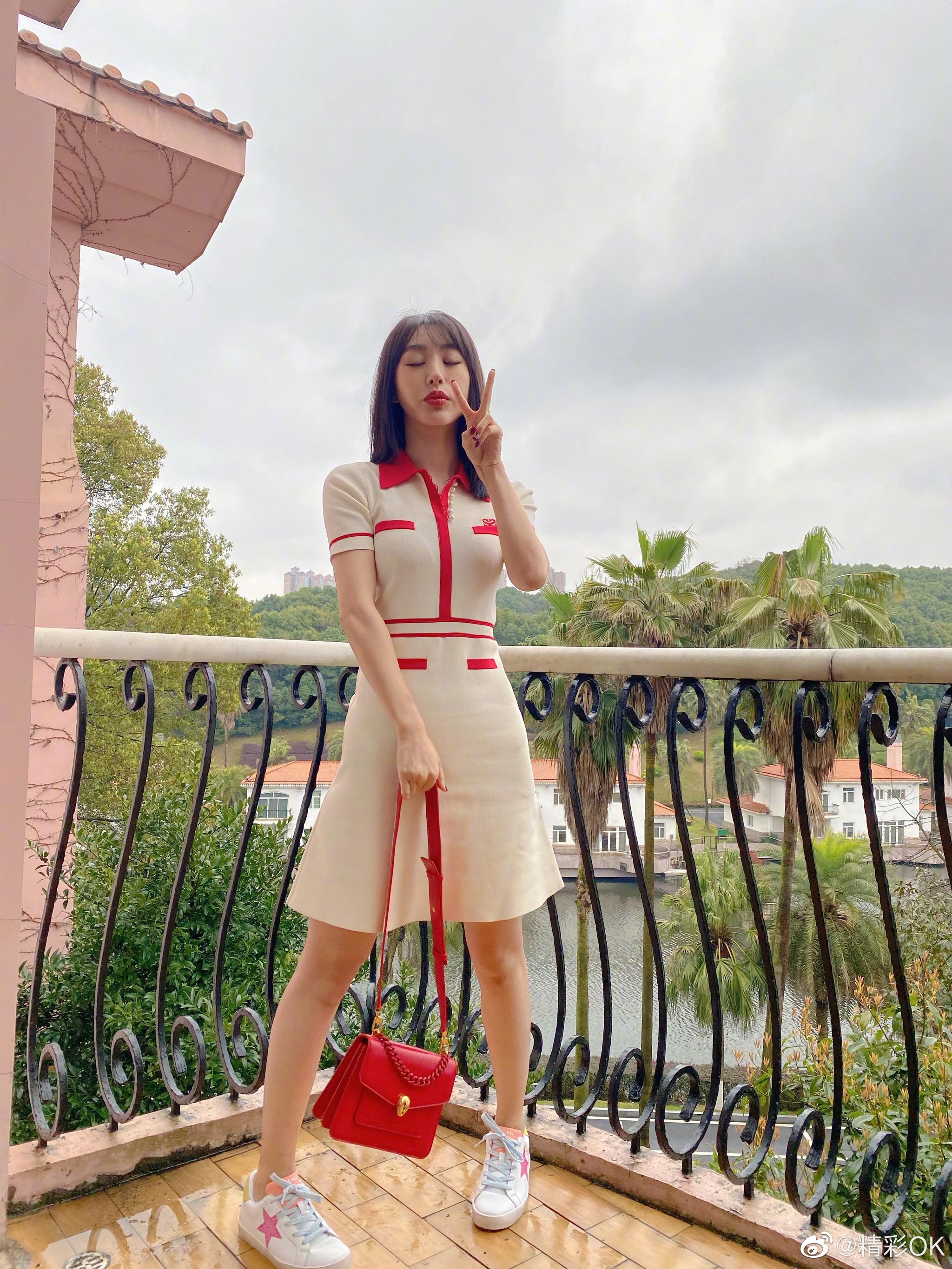 李菲儿齐肩短发学院风连米色连衣裙搭配红色单肩包甜美清新