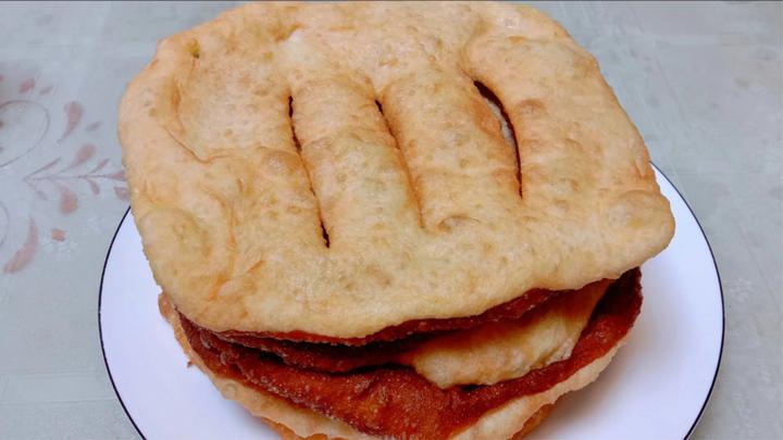 好几年没吃过油炸糖饼了,今天在家炸,暄软香甜凉了也不硬,好吃