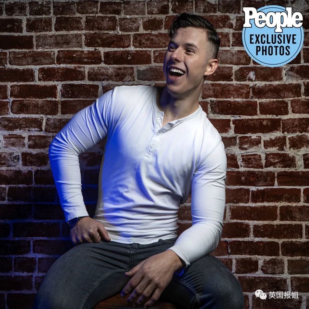 坐着:站着:饰演卢克的诺兰·古德nolan gould,为《人物》拍摄了汗水