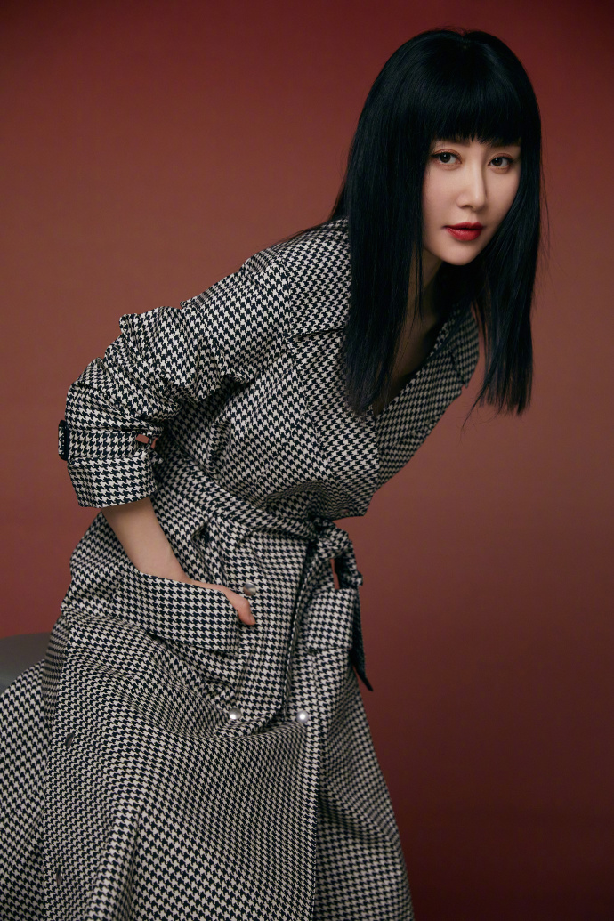 舒畅齐刘海黑长直,演绎高冷潮酷风格,红唇黑发美艳动人