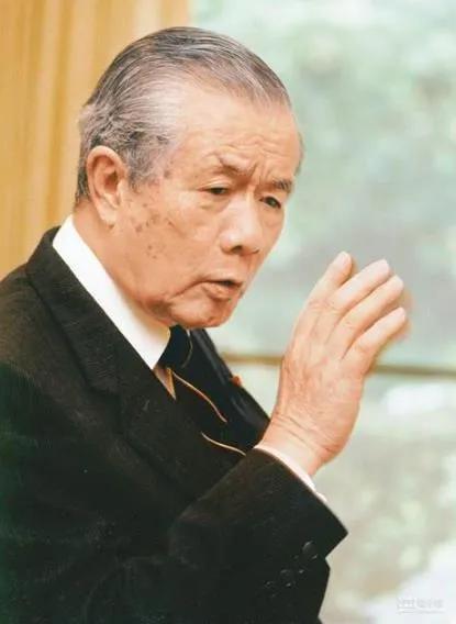 孙运璿1974年,"小蒋"请来了他的秘书长费骅,让他研究台湾可不可以发展