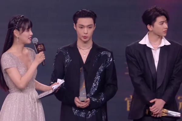 蔡徐坤与张艺兴同框交流,同时露出侧脸微笑,小鲜肉颜值更抗打?