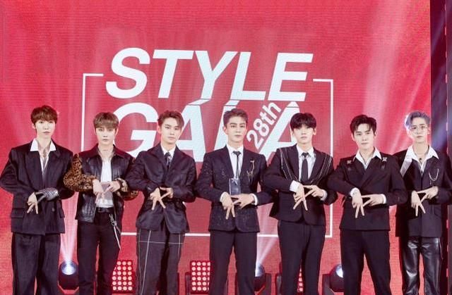 迷惑策划r1se解散团综路透抽干游泳池成员在泳池表演