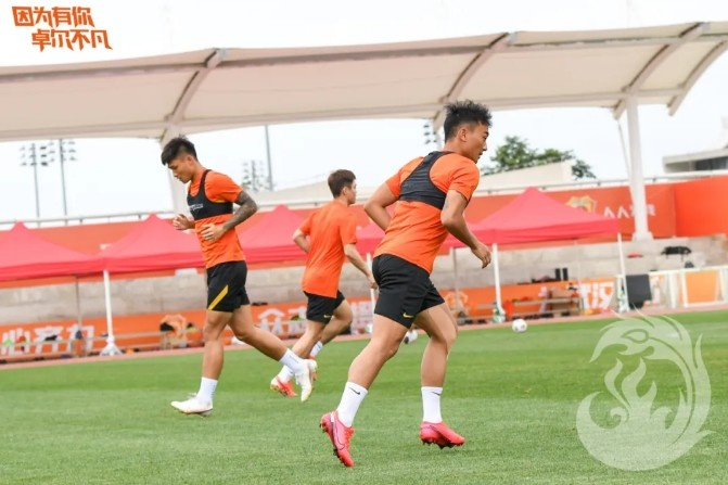 中超这笔引援瞒不住了!前新人王在其他球队训练被拍到,没跑了!休闲区蓝鸢梦想 - Www.slyday.coM 中超这笔引援瞒不住了!前新人王在其他球队训练被拍到,没跑了!休闲区蓝鸢梦想 - Www.slyday.coM