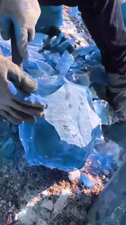 蓝色的透明石头？这其实是位于南极附近的冰川冰，又称蓝冰……