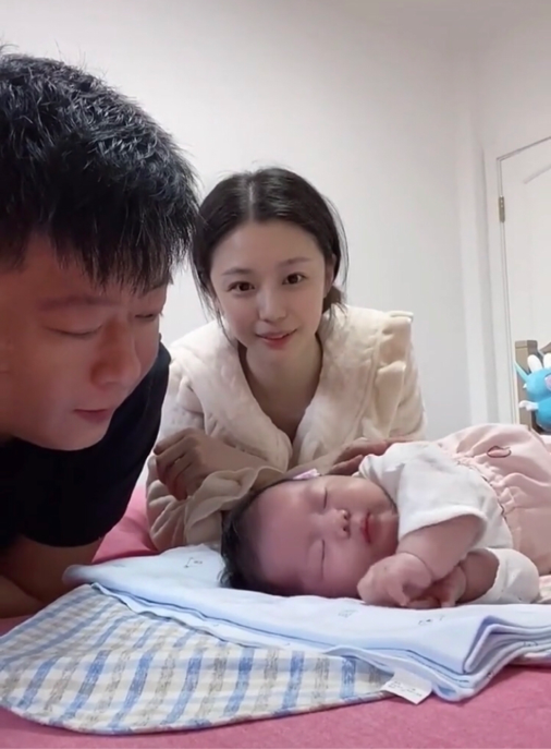 好拼乡爱谢永强一家罕见同框孩子才俩月也被拉来直播